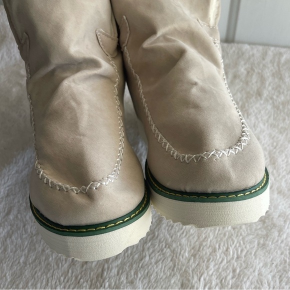 SHEIN nwot vegan leather Sherpa line chunky sole boots - Picture 6 of 8